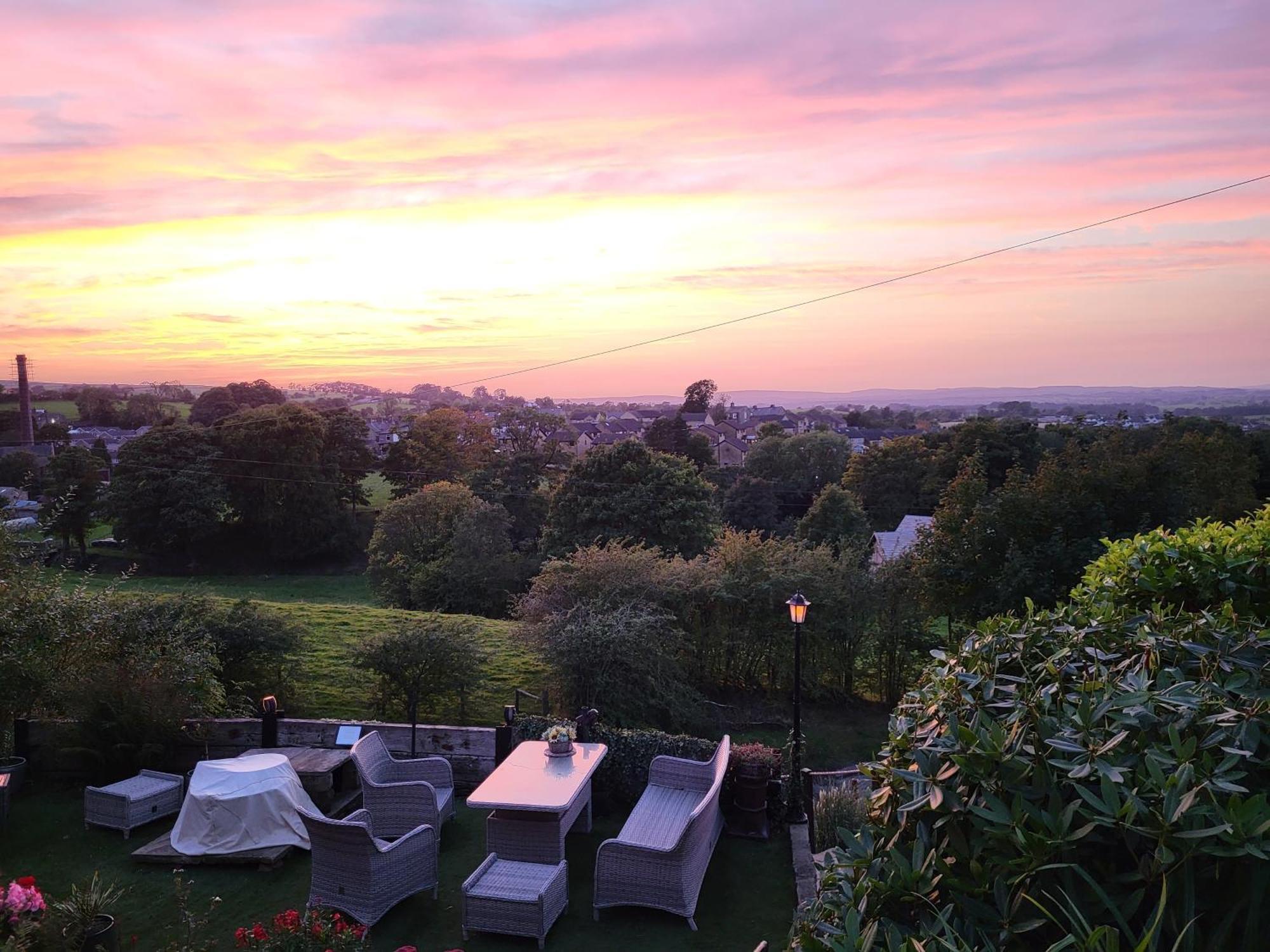 Alma Cliffe Guest House Barnoldswick Bagian luar foto